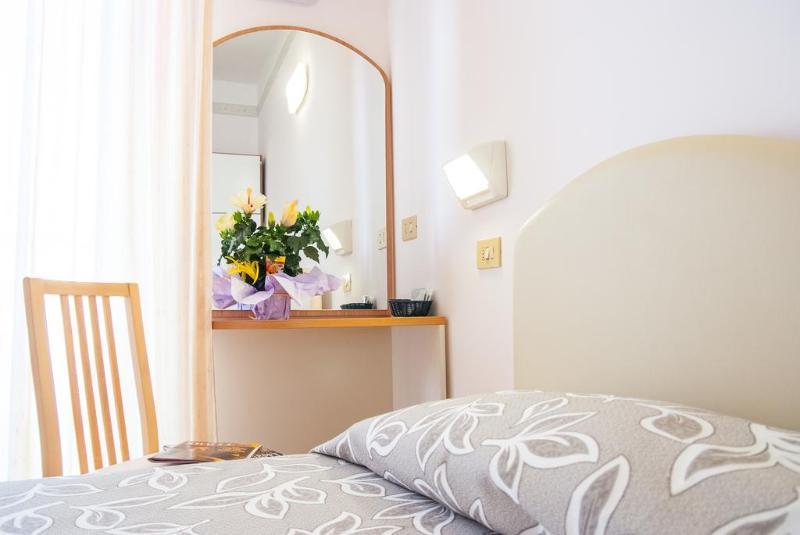 רימיני Hotel Bagli מראה חיצוני תמונה