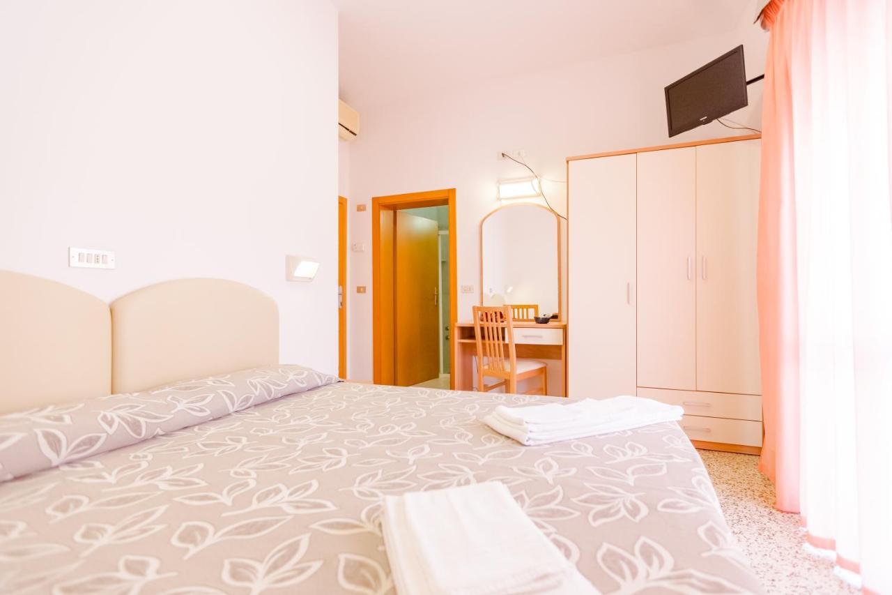 רימיני Hotel Bagli מראה חיצוני תמונה