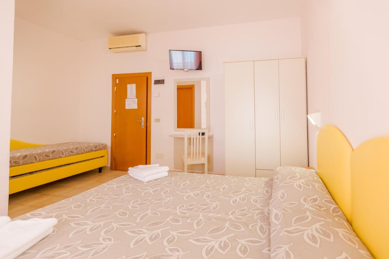 רימיני Hotel Bagli מראה חיצוני תמונה