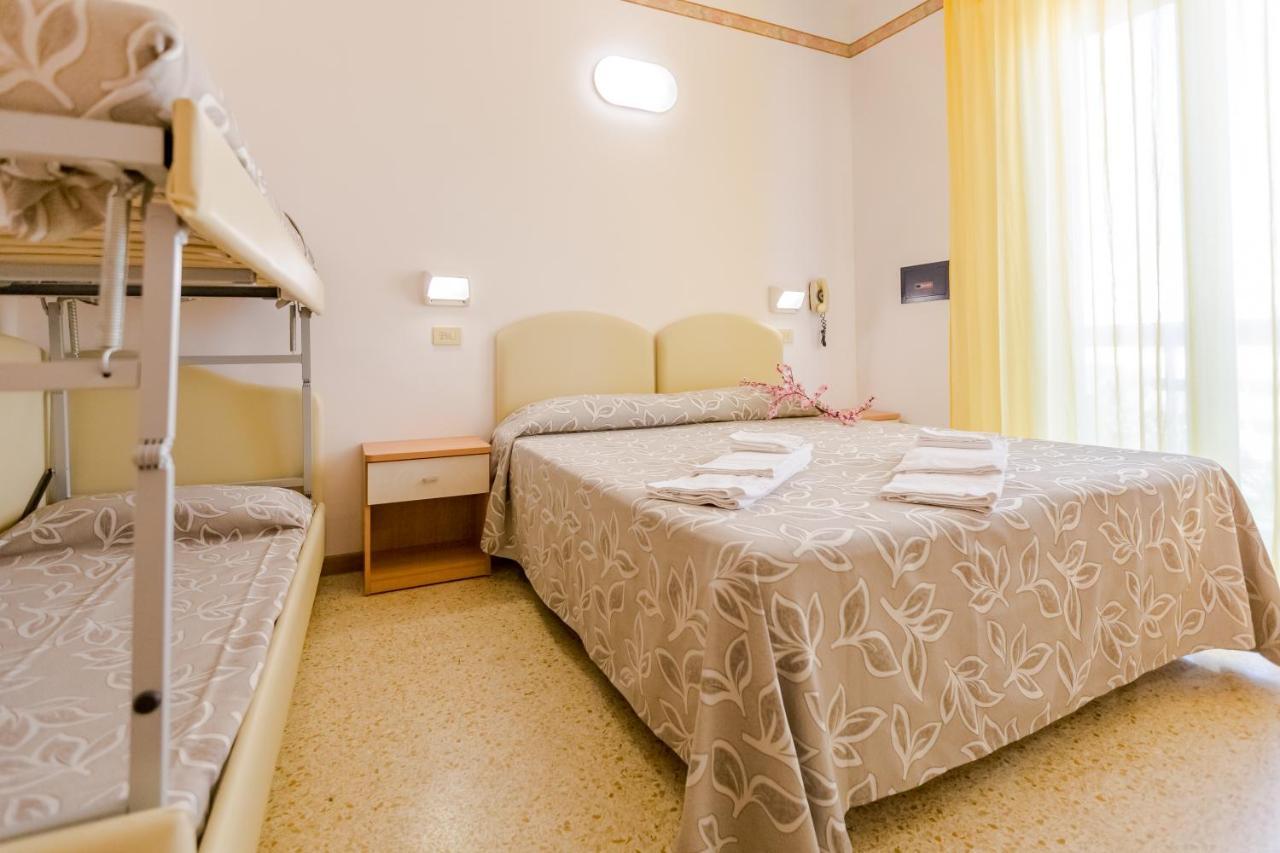 רימיני Hotel Bagli מראה חיצוני תמונה