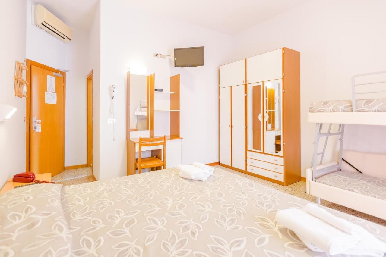 רימיני Hotel Bagli מראה חיצוני תמונה