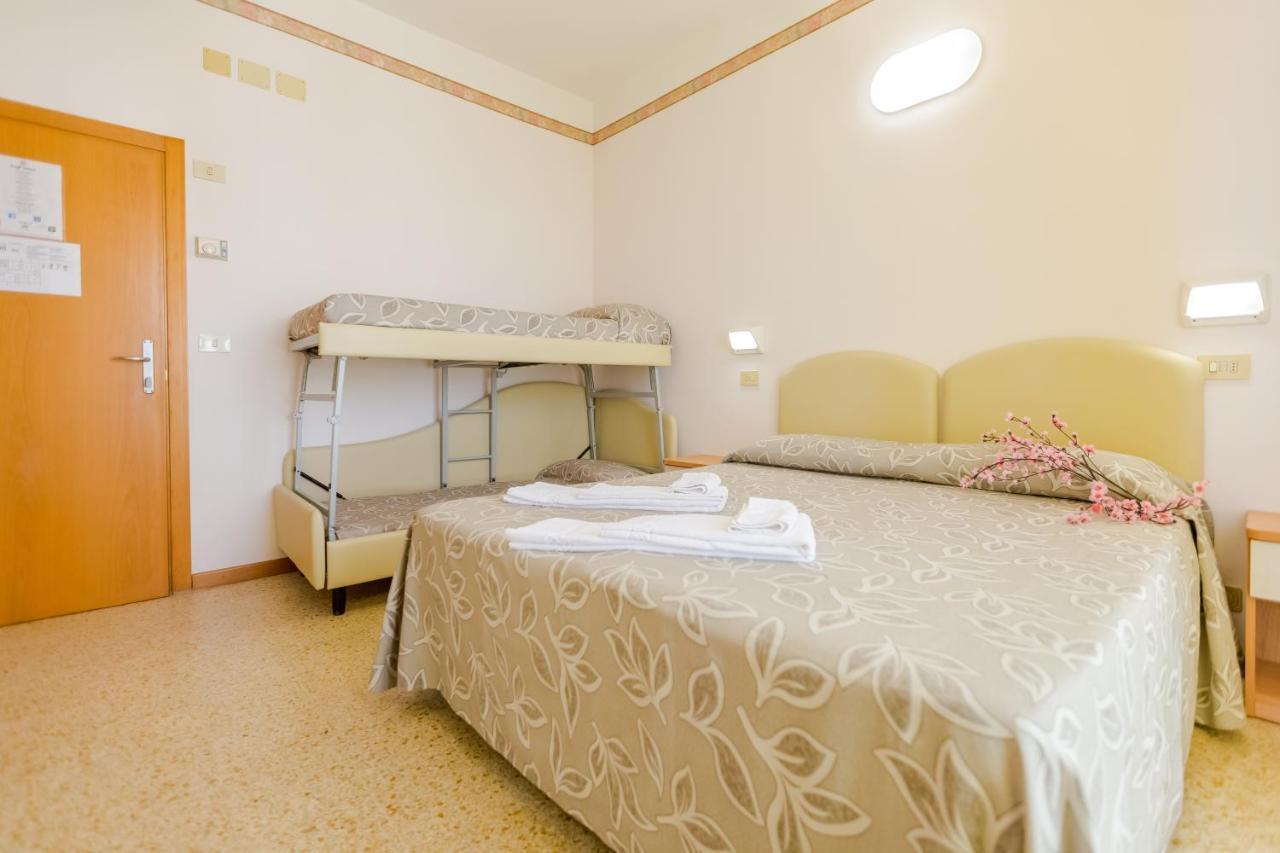 רימיני Hotel Bagli מראה חיצוני תמונה