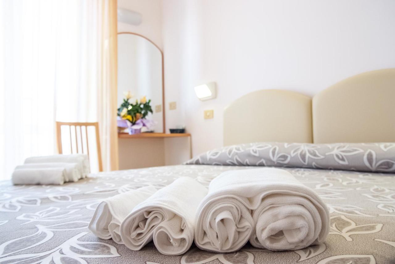 רימיני Hotel Bagli מראה חיצוני תמונה