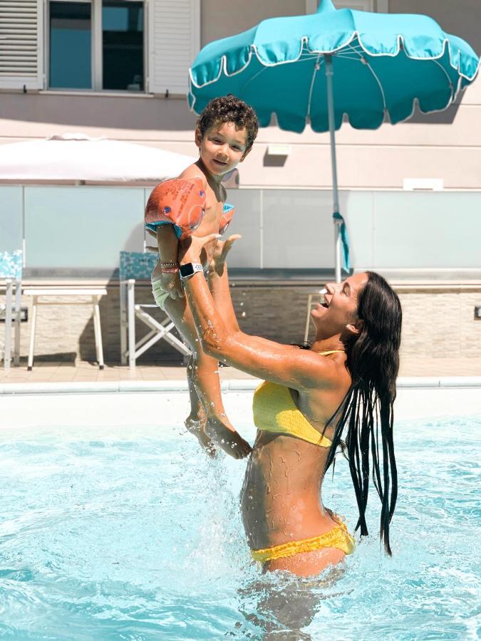 רימיני Hotel Bagli מראה חיצוני תמונה