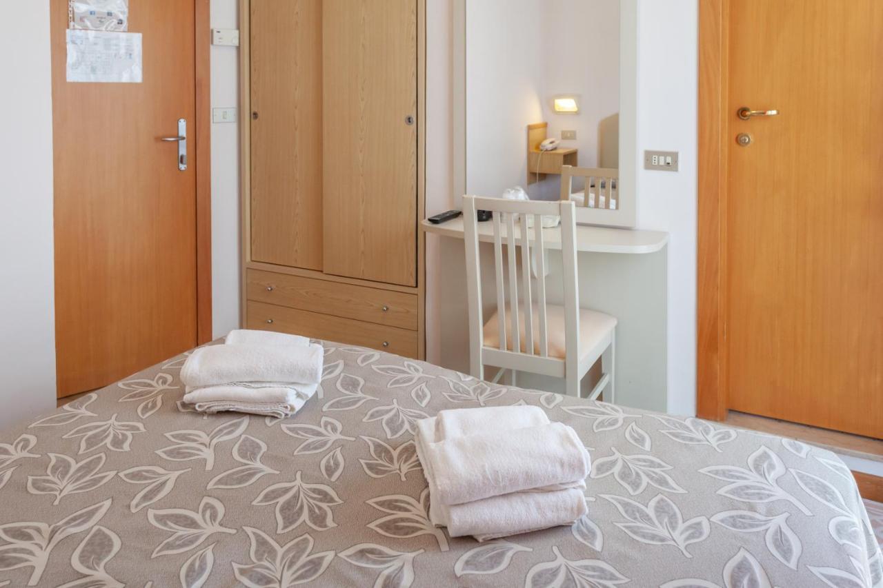 רימיני Hotel Bagli מראה חיצוני תמונה