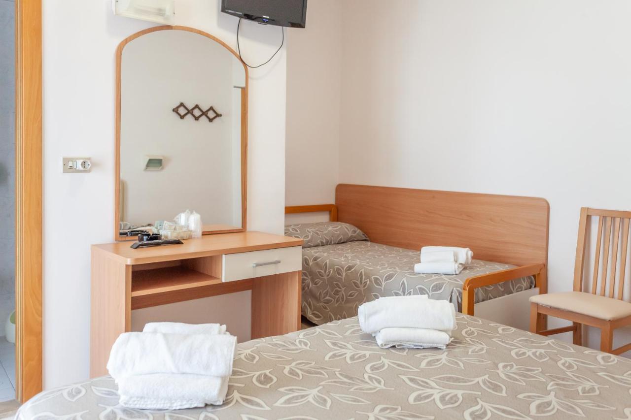 רימיני Hotel Bagli מראה חיצוני תמונה