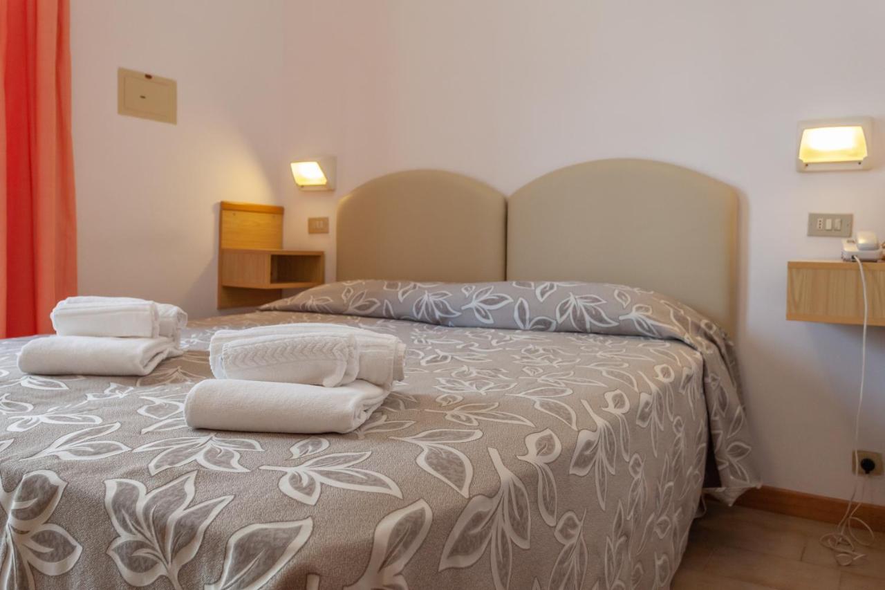 רימיני Hotel Bagli מראה חיצוני תמונה